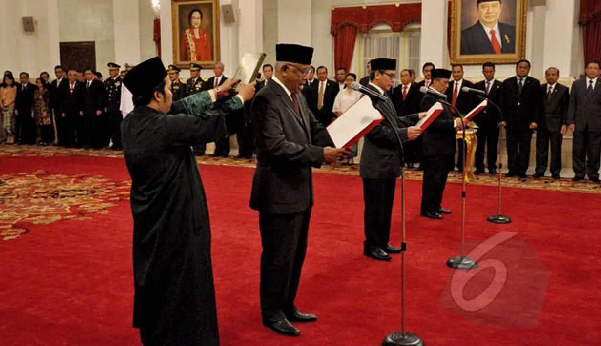 Suasana pengambilan sumpah janji 3 pejabat Plt pimpinan KPK, yakni Johan Budi Sapto Prabowo, Taufiequrachman Ruki dan Indriyanto Seno Aji di Istana Negara, Jakarta, Jumat (20/2/2015). (Liputan6.com/Faizal Fanani)