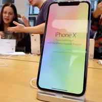 Faktanya harga iPhone X itu setara dengan 270 cup kopi atau minuman dingin di Starbucks. (Foto: latimes.com)