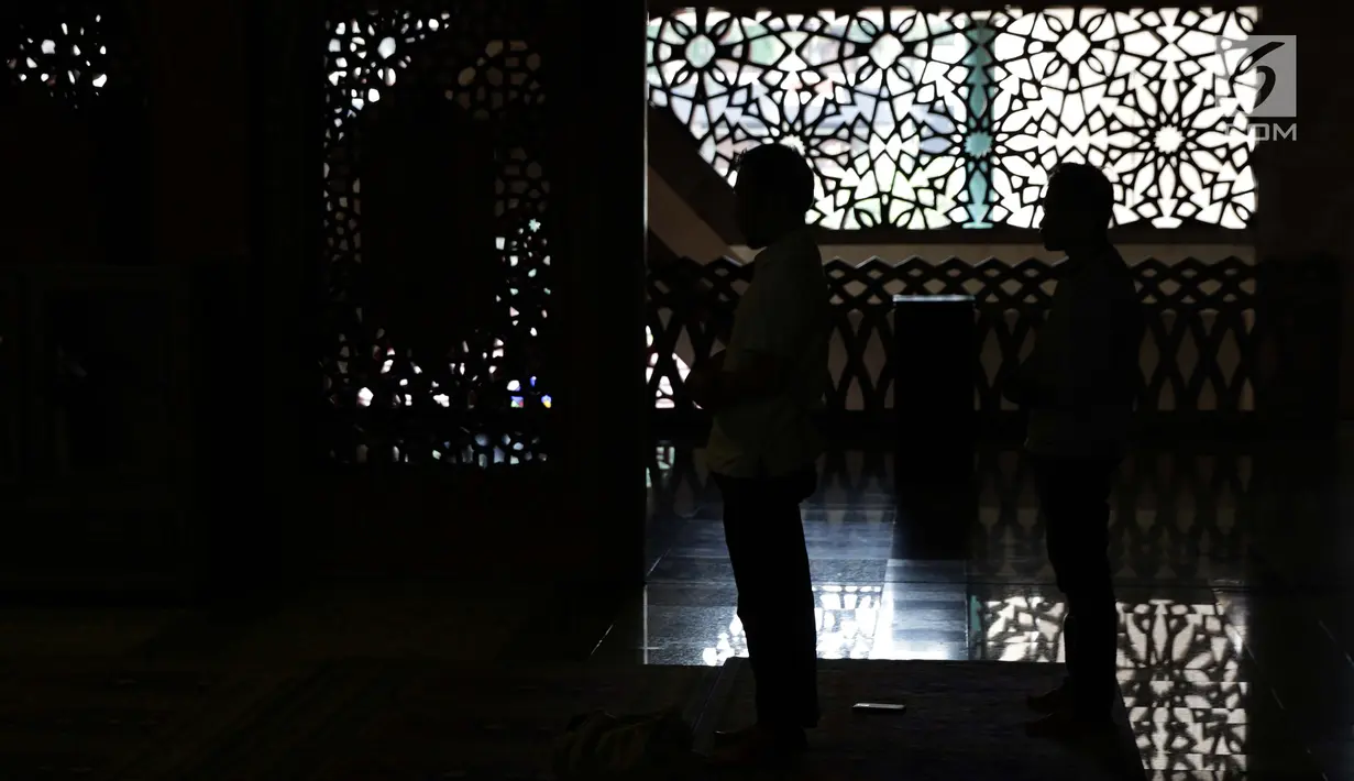 Umat Islam melakukan salat berjamaah di Masjid At Tin, Jakarta, Selasa (14/7). Bulan suci Ramadan dimanfaatkan umat muslim untuk mendekatkan diri kepada Allah SWT dengan meningkatkan ibadah di masjid. (Liputan6.com/Helmi Fithriansyah)