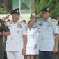 Panglima TNI, Jenderal Gatot Nurmantyo (kedua kiri) didampingi KASAU, KASAL dan KASAD memberikan penghormatan saat upacara ziarah tabur bunga di Taman Makam Pahlawan Kusumanegara,Yogyakarta, Rabu (28/9). (Liputan6.com/ Boy Harjanto)