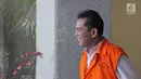 Ekspresi Bupati Hulu Sungai Tengah (HST) Abdul Latif usai menjalani pemeriksaan di Gedung KPK, Jakarta, Selasa (30/1). KPK menetapkan empat tersangka dalam kasus korupsi pembangunan ruang perawatan RSUD Damanhuri Barabai. (Liputan6.com/Herman Zakharia)