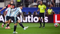 Penyerang Timnas Argentina bernomor punggung 10, Lionel Messi, menendang dan gagal mengeksekusi penalti selama pertandingan Grup J Piala Dunia 2026 antara Argentina dan Austria di Stadion Dallas di Arlington pada 23 Juni 2026. (Paul ELLIS / AFP)