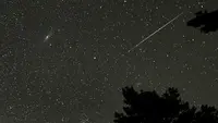 Sebuah meteor Perseid (kanan) terlihat di dekat Andromeda Galaxydi Taman Nasional Rocky Mountain, Colorado, Minggu (12/8). Peristiwa hujan meteor Perseid mengalami puncaknya akhir pekan ini pada 11-12 Agustus dan 12-13 Agustus. (AFP / STAN HONDA)
