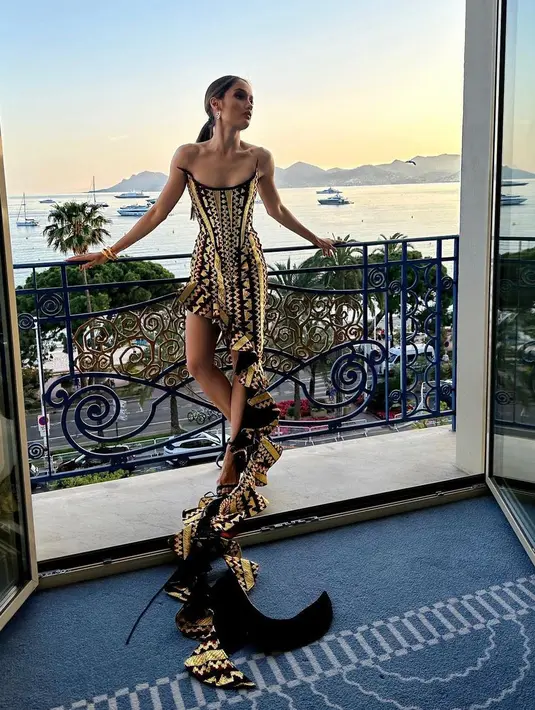 Melalui beberapa foto yang diunggahnya di akun Instagram pribadinya, Cinta Laura terlihat berpose mengenakan cocktail dress dengan tail panjang menjuntai hingga ke lantai. Foto: Instagram.
