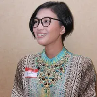 "Disana tinggal di rumah yang harganya 5 juta dolar aja, dia gak punya pembantu. Tapi mungkin dia seminggu sekali manggil orang buat bersihin rumah doing,” ucap Lusi Rahmawati. (Adrian Putra/Bintang.com)