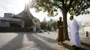 Pastor dan imam Muslim berbincang di depan gereja Saint-Pierre-de-l’Ariane di Nice, Prancis, Minggu (31/7). Muslim di penjuru Prancis menghadiri misa sebagai solidaritas atas pembunuhan seorang pastor oleh militan Islam. (Jean Christophe MAGNENET/AFP)