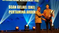 Sean Gelael dan Gerry Salim menyabet penghargaan internasional pada acara Ikatan Motor Indonesia (IMI) Awards 2017. (Liputan6.com/Risa Kosasih)