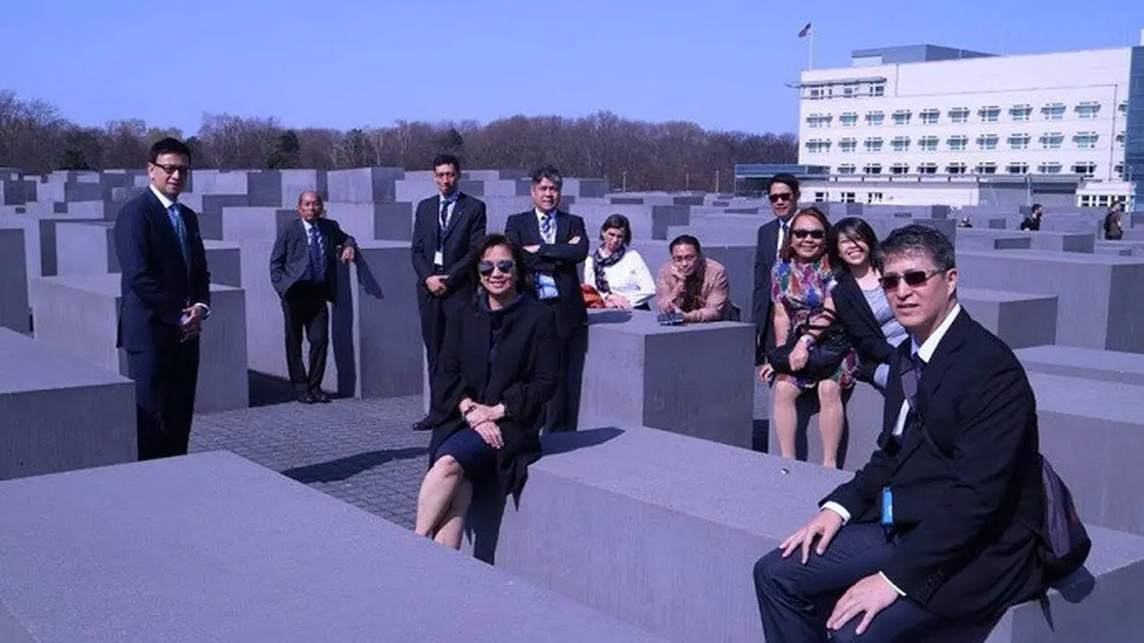 Wakil Presiden Filipina Leni Robredo bersama dengan sejumlah koleganya berpose di Holocaust Memorial