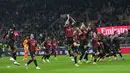Para pemain AC Milan merayakan kemenangan usai pertandingan pekan ke-28 Serie A Italia 2025/2026 melawan Inter Milan, di Stadion San Siro, Minggu 8 Maret 2026 waktu setempat atau Senin (9/3/2026) dini hari WIB. AC Milan berhasil memenangi Derby della Madonnina. (AP Photo/Antonio Calanni)
