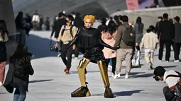 Seorang peserta berpose untuk foto selama Seoul Fashion Week Spring/Summer 2023 di Dongdaemun Design Plaza di Seoul pada 12 Oktober 2022. Sejumlah desainer lokal turut menampilkan karya mereka pada gelaran fashion ini. (AFP/Jung Yeon-je)