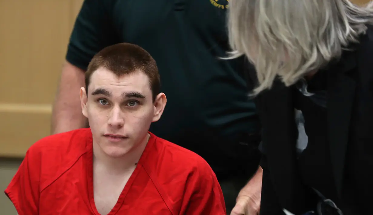 Ekspresi tersangka penembakan massal Nikolas Cruz saat mengikuti sidang di Broward Courthouse, Fort Lauderdale, Florida, Selasa (15/1). Cruz menyerang SMA Marjory dan menewaskan 17 orang. (Amy Beth Bennett/South Florida Sun-Sentinel via AP, Pool)