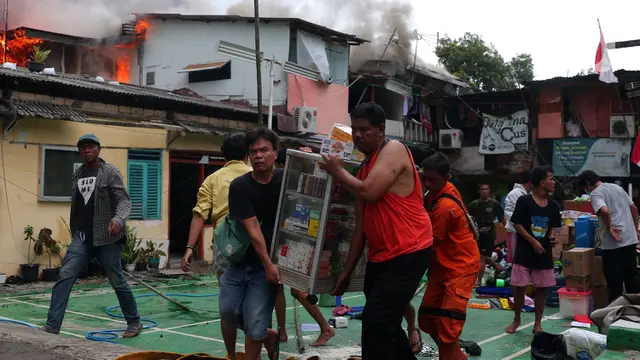 Warga Berjibaku Selamatkan Barang Berharga Saat Kebakaran di Kebayoran Lama