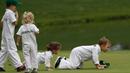 (Dari kiri) James Simpson, Wyndham Rose Simpson, Dakota Watson dan Caleb Watson menyaksikan ayah mereka Bubba Watson dan Webb Simpson bermain selama kompetisi Masters Par 3 di Augusta National Golf Club, Georgia, (5/4). (AP Photo/David J. Phillip)