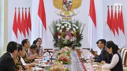 Presiden Joko Widodo berbincang dengan CEO Alibaba Jack Ma di Istana Bogor, Jawa Barat, Sabtu (1/9). Pemerintah Indonesia mengusulkan kepada Jack Ma agar membuat Jack Ma Institut di Indonesia.(Liputan6.com/Pool/Biro Pers Setpres)