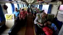 Penumpang menaiki kereta di Stasiun Gambir, Jakarta, Rabu (29/11). PT KAI Daop 1 Jakarta akan mengoperasikan 11 KA tambahan tujuan Solo, Bandung, dan Cirebon yang dimulai pada 29 November hingga 4 Desember 2017. (Liputan6.com/JohanTallo)