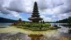 Pemandangan Pura Ulun Danu Beratan, sebuah pura Hindu di Danau Beratan dekat Bedugul, Bali, pada Jumat 7 November 2025. Pura Ulun Danu Beratan menampilkan perpaduan yang menawan antara arsitektur suci dan keindahan alam pegunungan. (Mladen ANTONOV/AFP)
