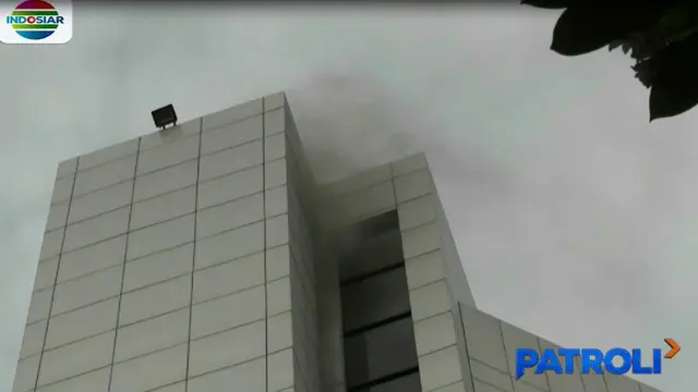 Kepulan Asap Saat Kebakaran Terjadi di Gedung Kemenkumham