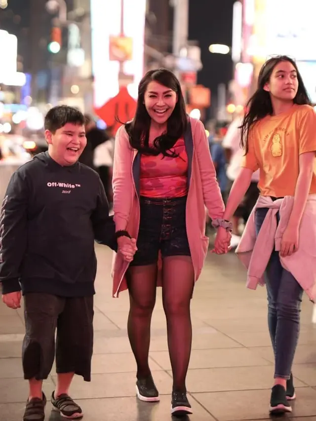 6 Potret Terbaru Thessa Kaunang yang Awet Muda di Usia 43 Tahun