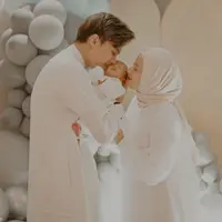 Dinda Hauw, Rey Mbayang, dan anak mereka. (Foto: Instagram @dindahw)