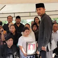 Pemakaman Ayahanda Anjasmara (Deki Prayoga/bintang.com)