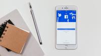 Ilustrasi media sosial, Facebook. (Foto oleh freestocks.org: https://www.pexels.com/id-id/foto/iphone-smartphone-pena-teknologi-744464/)