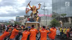 Ogoh-Ogoh diarak saat atraksi Karnaval Seni Budaya Lintas Agama di kawasan Jalan Pemuda  Semarang, Minggu (25/3). Lima ogoh-ogoh yang didatangkan dari Bali ikut memeriahkan acara ini. (Liputan6.com/Gholib)