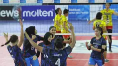 Para pevoli Bank Jatim merayakan kemenangan atas PGN Popsivo Polwan pada laga final Livoli 2017 di GOR Dimyati, Tangerang, Sabtu (9/12/2017). Bank Jatim menang dengan skor 3-0. (Bola.com/Vitalis Yogi Trisna)