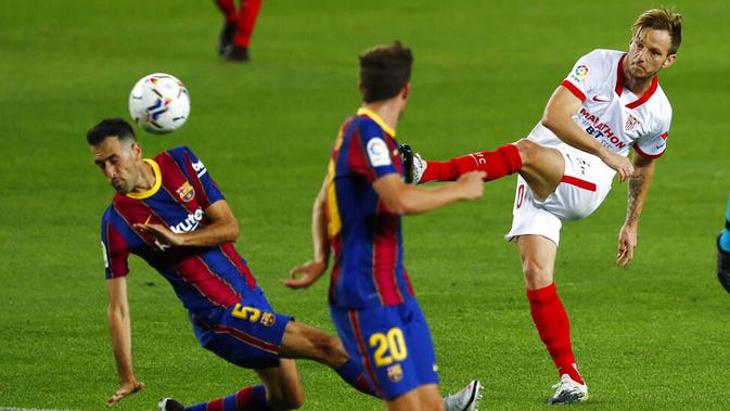 Pemain Sevilla, Ivan Rakitic, melepaskan tendangan saat melawan Barcelona pada laga Liga Spanyol di Stadion Camp Nou, Minggu (4/10/2020). Kedua tim bermain imbang 1-1. (AP Photo/Joan Monfort)