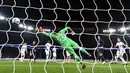 Kiper Anderlecht, Franck Boeckx, berusaha menangkap tendangan pemain PSG pada laga Liga Champions di Stadion Parc des Princes, Paris, Selasa (31/10/2017). PSG menang 5-0 atas Anderlecht. (AFP/Franck Fife)