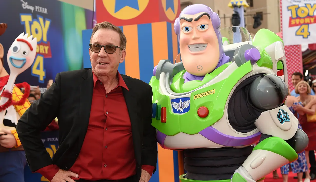 Tim Allen berpose dengan karakternya Buzz Lightyear ketika ia tiba menghadiri pemutaran perdana film "Toy Story 4" di El Capitan di Los Angeles (11/6/2019). (AP Photo/Chris Pizzello)