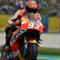 Tidak bisa meneruskan balapan, Marc Marquez dan Andrea Dovizioso tidak main salah-salahan.