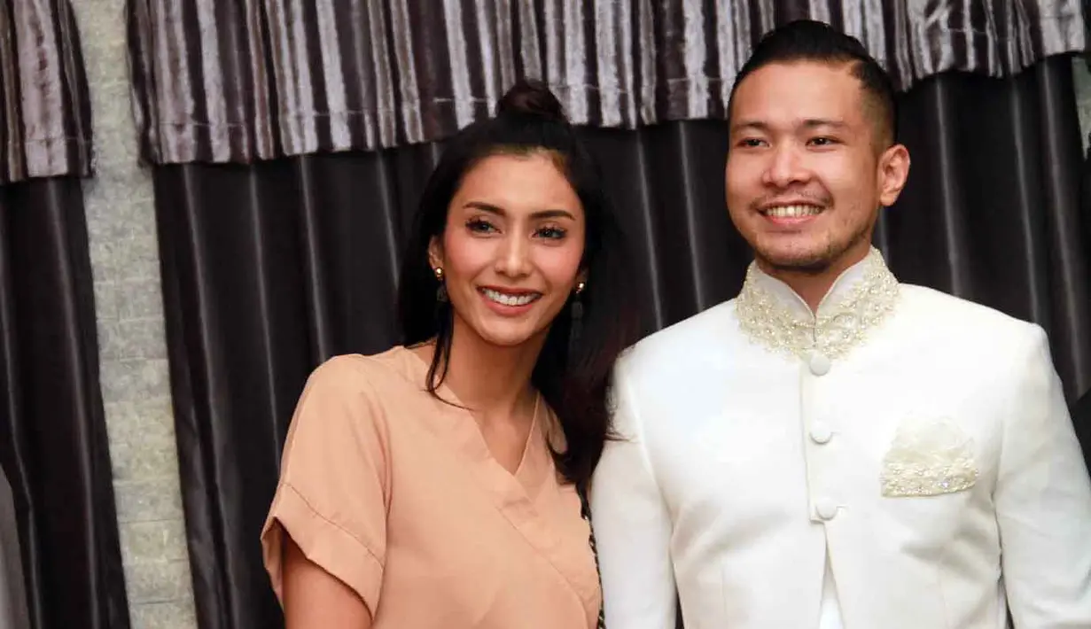 "Bulan madu September. Mau Euro trip. Tiket kan murah di September," ujar Tyas Mirasih, disela-sela fitting baju pengantin Rayden. (Nurwahyunan/Bintang.com)