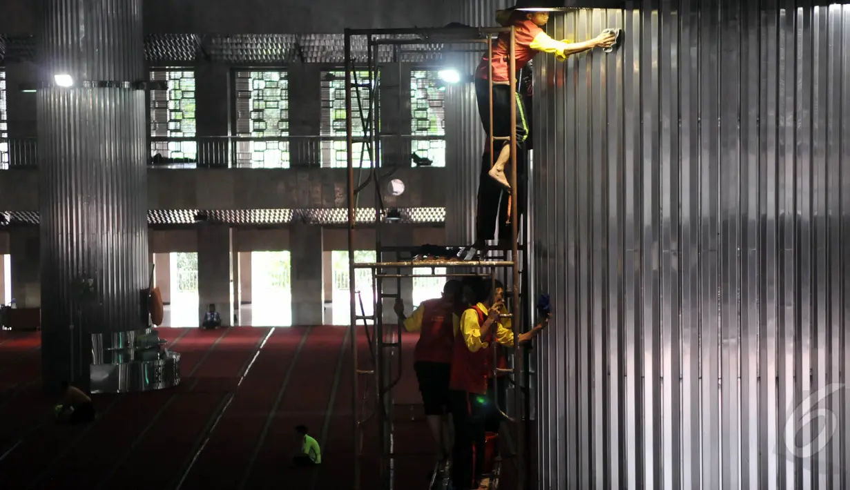 Suasana menjelang Ramadhan di Masjid Istiqlal, Jakarta, Selasa (19/5/2015). Kegiatan pembersihan tiang tersebut guna menyambut bulan suci Ramadan yang jatuh pada pertengahan Juni mendatang. (Liputan6.com/JohanTallo)
