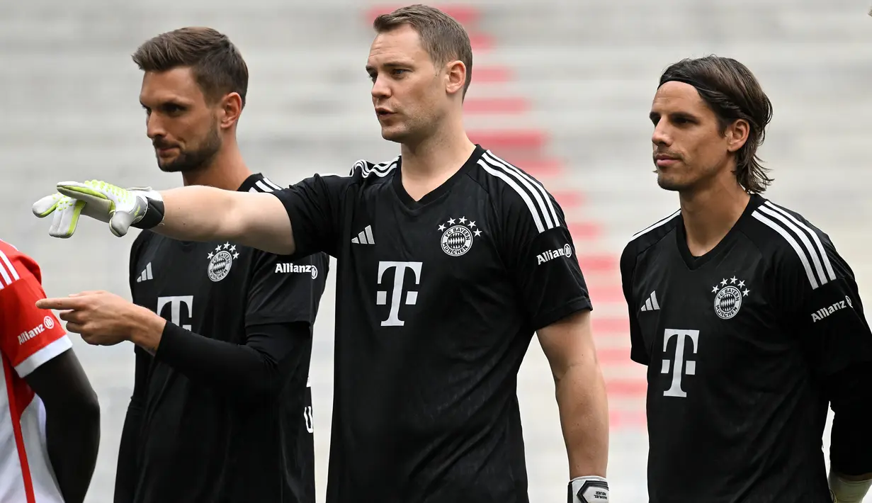 Tiga kiper Bayern Munchen (dari kiri) Sven Ulreich, Manuel Neuer dan Yann Sommer saat perkenalan skuad musim 2023/2024 di Munich, Jerman (23/7/2023). Meski telah memiliki dua kiper hebat saat ini, Manuel Nueur dan Yann Sommer, namun keduanya memiliki masalah sendiri-sendiri. Manuel Nueur tengah mengalami cedera dan masih membutuhkan waktu pemulihan, sementara Yan Sommer berkeinginan hengkang. Kedatangan David De Gea tentu bisa menjadi solusi. (AFP/Christof Stache)