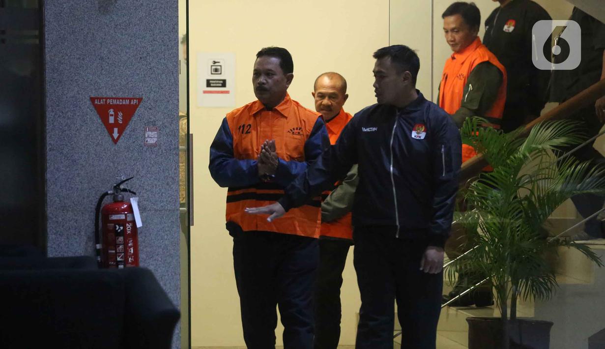 Maidi juga diduga menerima uang sekitar Rp200 juta terkait fee pemeliharaan jalan paket II dengan nilai proyek sebesar Rp5,1 miliar. Tampak dalam foto, Wali Kota Madiun, Maidi (kiri) dijaga petugas saat menuju mobil tahanan usai pemeriksaan intensif di Gedung Merah Putih Komisi Pemberantasan Korupsi (KPK0, Jakarta, Selasa (20/1/2026). (Liputan6.com/Helmi Fithriansyah)