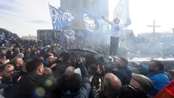Para fans FC Porto memberikan penghormatan untuk mendiang mantan presiden FC Porto, Jorge Nuno Pinto da Costa di Stadion Dragao, Porto, Portugal pada 17 Februari 2025. Pinto da Costa, menjabat sebagai presiden FC Porto dari tahun 1982 hingga 2024 dan meninggal dunia pada usia 87 tahun. (AFP/Miguel Riopa)