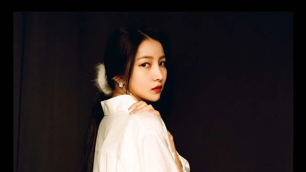 Sowon GFriend. (Source Music via Instagram/ gfriendofficial)