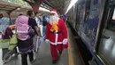 Sinterklas berjalan menyusuri stasiun untuk membagikan hadiah kepada para penumpang KRL di Jakarta, Jumat (25/12/2015). Keberadaan Sinterklas ini merupakan bentuk pelayanan KCJ dalam memperingati hari Natal. (Liputan6.com/Angga Yuniar)
