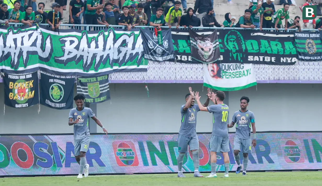 Pemain Persebaya Surabaya, Paulo Victor (tengah) merayakan gol keempat Persebaya bersama Ze Valente yang dicetaknya ke gawang Persita Tangerang pada laga pekan ke-18 BRI Liga 1 2022/2023 di Stadion Indomilk Arena, Tangerang, Rabu (18/1/2023) sore WIB. Persebaya menang dengan skor 5-0. (Bola.com/M Iqbal Ichsan)