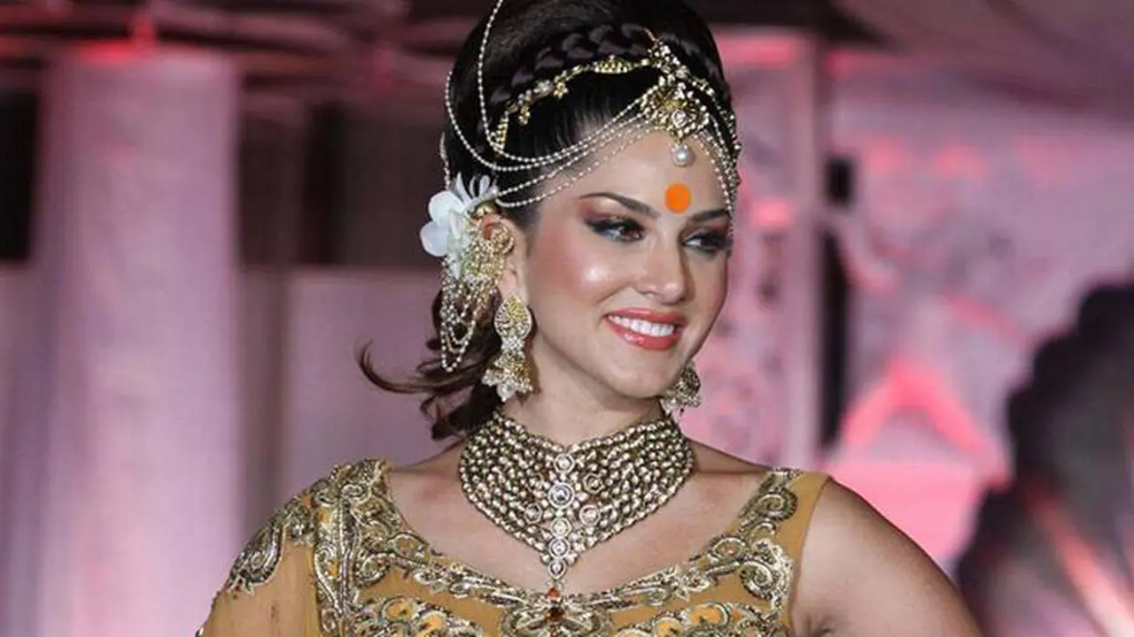 Sunny Leone Difitnah Striptis di Sebuah Pesta