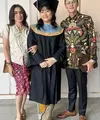 Hadiri wisuda putri sulungnya Nur Amalia Putri, Ussy Sulistiawaty tampil cantik mengenakan kebaya pendek warna krem dipadukan kain batik merah. [Foto: IG/ussypratama].