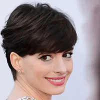 Nggak selalu harus miliki rambut panjang untuk tampil anggun dan cantik. Anne Hathaway membuktikan ia bisa melakukan keduanya dengan rambut pendek. (JASON MERRITT / GETTY IMAGES NORTH AMERICA / AFP)