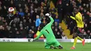Pemain Watford Ismaila Sarr (kanan) mencetak gol ke gawang Liverpool pada pertandingan Liga Inggris di Vicarage Road Stadium, Watford, Inggris, Sabtu (29/2/2020). Watford membantai Liverpool 3-0. (JUSTIN TALLIS/AFP)