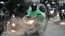 Pengendara sepeda motor menerobos banjir yang menggenangi Jalan DI Panjaitan, Jakarta, Senin (3/12). Hujan deras yang mengguyur Jakarta sejak siang tadi menyebabkan banjir menggenangi hingga sebetis orang dewasa. (Merdeka.com/ Iqbal S. Nugroho)