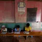 Anak-anak Kashmir saat menghadiri kelas pembacaan Al-Quran di sebuah madrasah lokal selama bulan Ramadan di Srinagar, Kashmir yang dikuasai India, (30/5). (AP Photo / Mukhtar Khan)