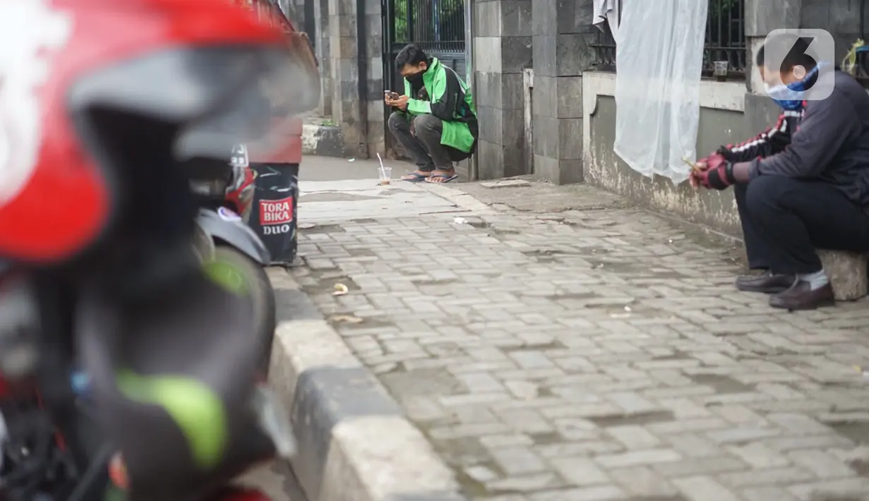 Aktivitas pengemudi ojek daring di depan Cibubur Junction, Jakarta, Selasa (24/3/2020). Merebaknya Covid-19 menyebabkan aktivitas di kawasan itu lesu yang juga berimbas pada turunnya pendapatan pengemudi ojek online hingga lima kali lipat dibanding hari biasanya. (Liputan6.com/Immanuel Antonius)