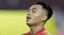 Bek Timnas Indonesia, Alfath Fathier, menyanyikan lagu kebangsaan sebelum melawan Timor Leste pada laga Piala AFF 2018 di SUGBK, Jakarta, Selasa (13/11). Indonesia menang 3-1 atas Timor Leste. (Bola.com/M. Iqbal Ichsan)