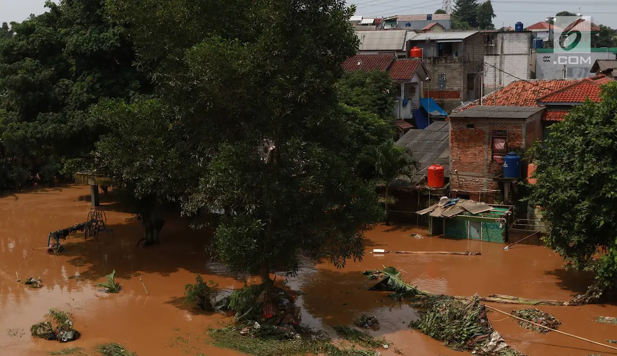 Aliran Sungai Ciliwung yang meluap di kawasan Pejaten Timur, Jakarta, Jumat (26/4). Banjir kiriman melalui Sungai Ciliwung yang berasal dari Bogor tersebut mengakibatkan sejumah wilayah di Ibukota terendam banjir. (Liputan6.com/Immanuel Antonius)