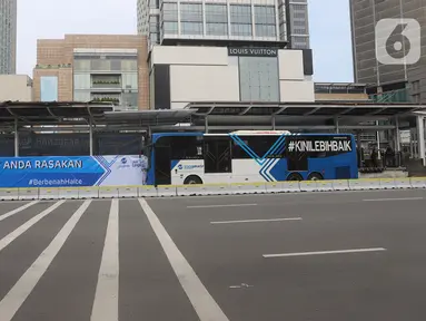Bus Transjakarta berhenti untuk menaikkan dan menurunkan penumpang di Halte Bundaran HI, Jakarta, Senin (12/10/2020). Sejumlah halte yang rusak pascademo Undang-Undang Cipta Kerja pada Kamis (8/10) sudah dapat digunakan kembali, salah satunya yakni halte Bundaran HI. (Liputan6.com/Herman Zakharia)
