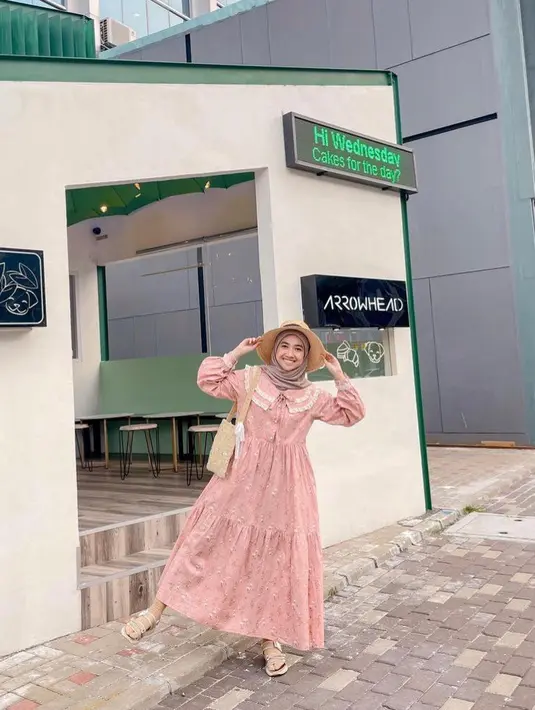 Tampil manis dan feminin, kamu bisa pilih tiered dress dengan aksen collar warna pink seperti Richa Etika Ulhaq ini.  @richaeu.